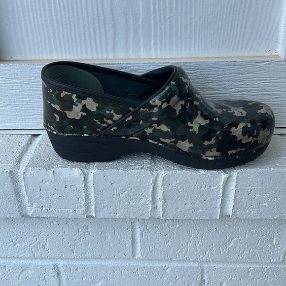 Dansko patent Camo clogs size 39  NWT - Picture 6 of 10